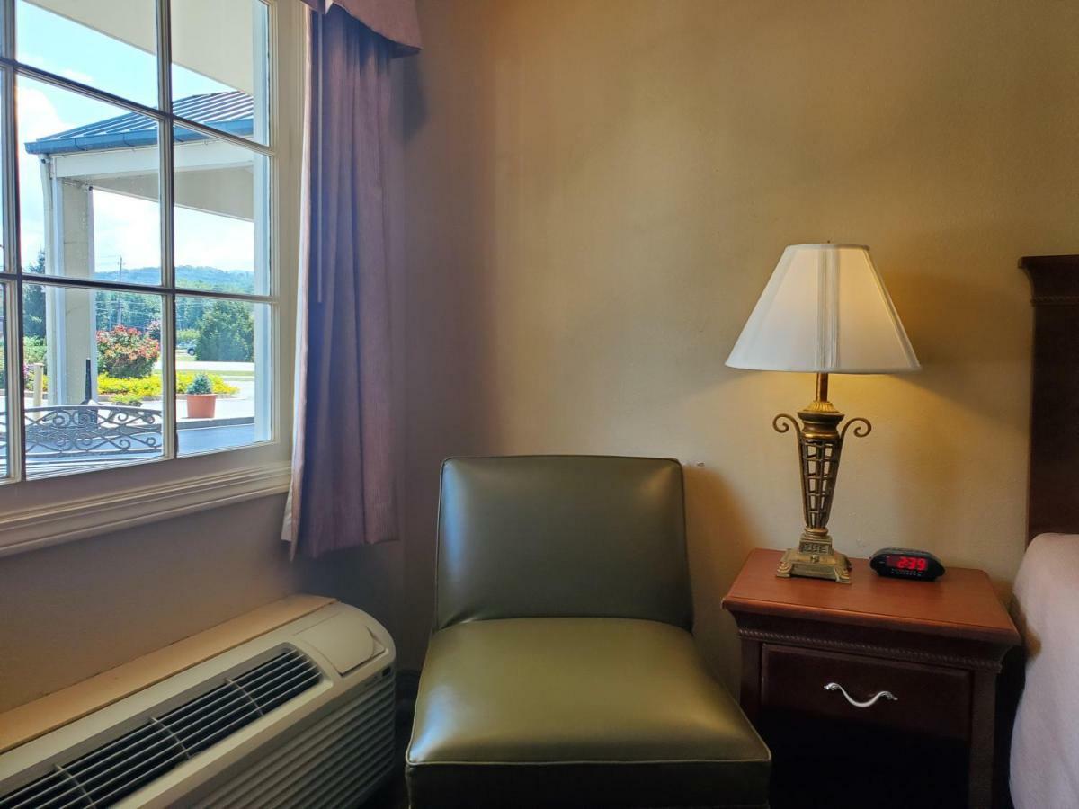 פיג'ן פורג' Colonial House Motel מראה חיצוני תמונה