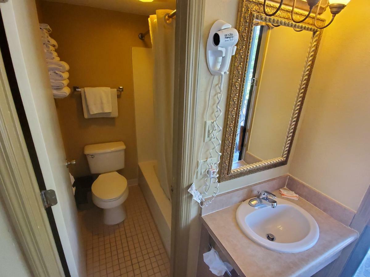 פיג'ן פורג' Colonial House Motel מראה חיצוני תמונה