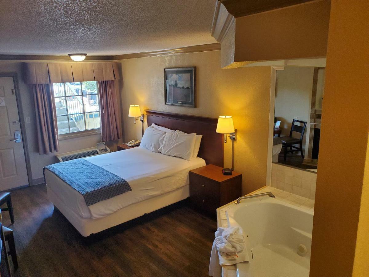 פיג'ן פורג' Colonial House Motel מראה חיצוני תמונה
